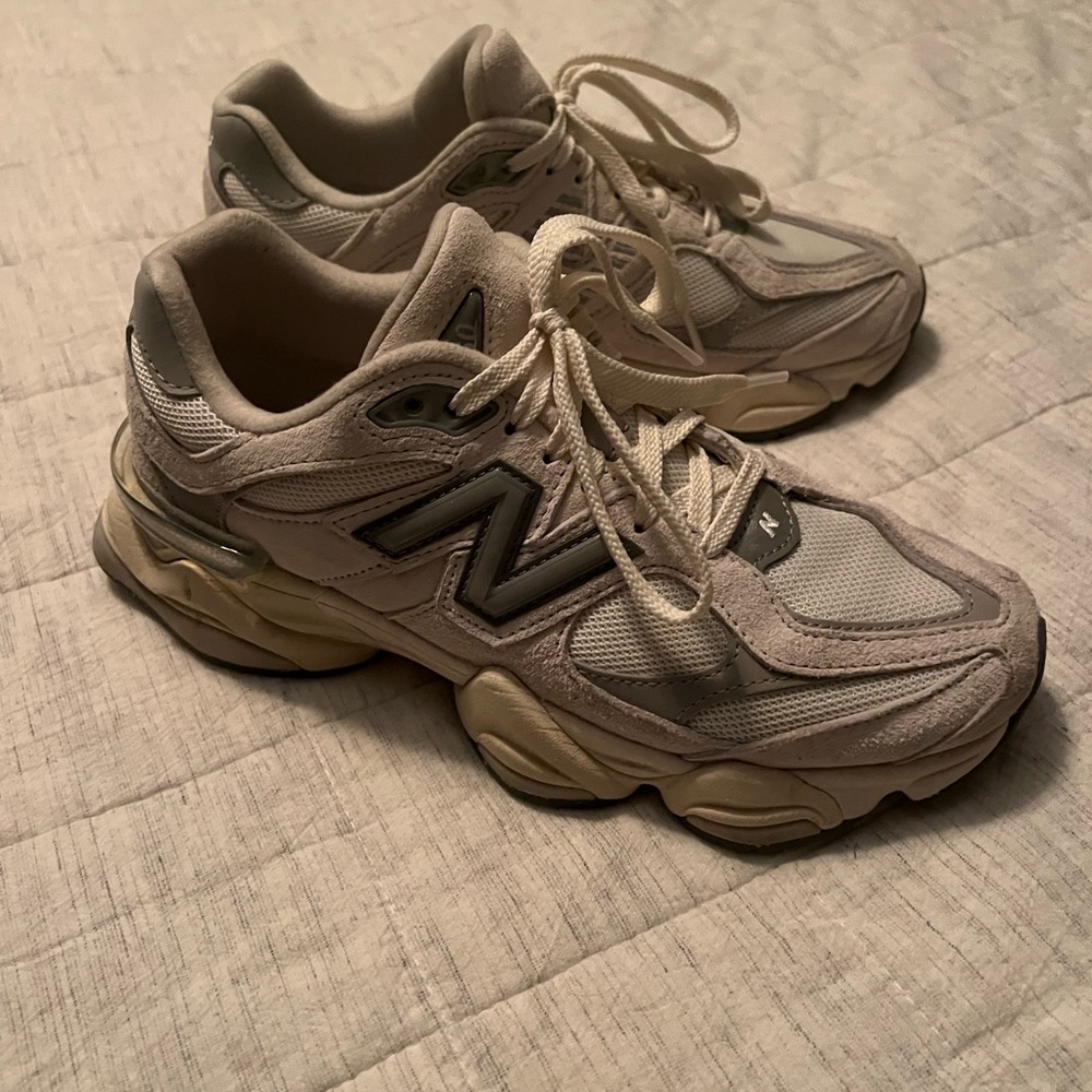 New Balance Women's Beige and Gray Sneakers 9060